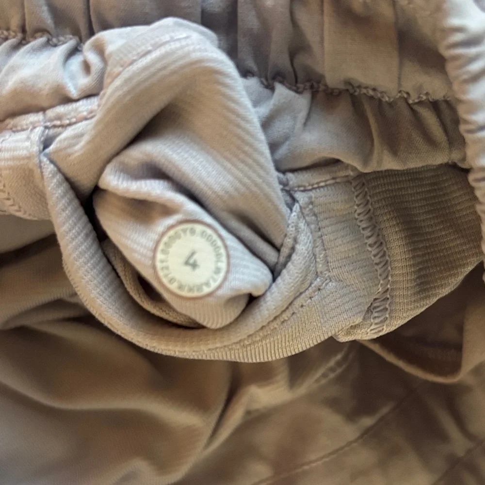 LULULEMON PERFECT CONDITION SIZE 4 PURPLE SHORTS - Picture 4 of 5